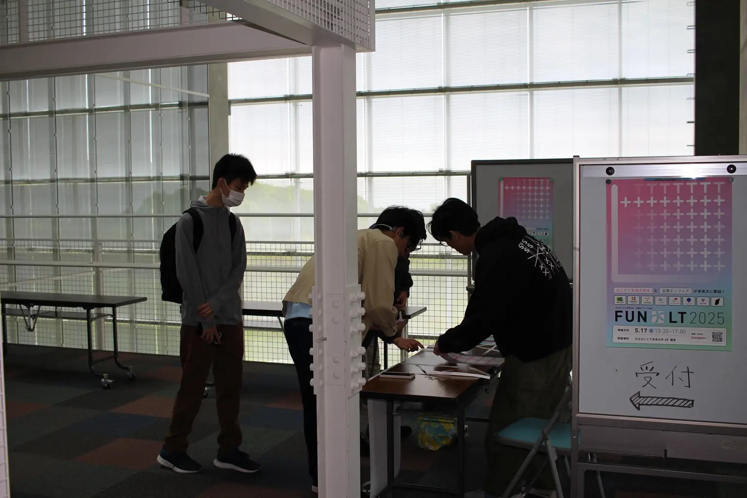 受付の準備中